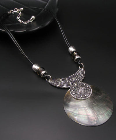 Collar con colgante de concha con incrustaciones de metal y plata de ley de seda vintage 