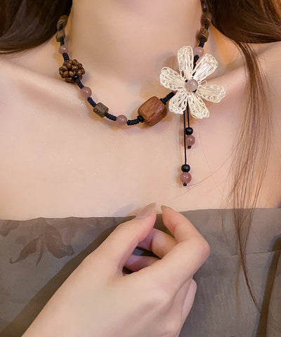 Collar con colgante de borla floral con cuentas de resina de café hecho a mano 