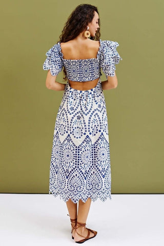 Vestido midi fruncido con volantes y encaje bordado Della 