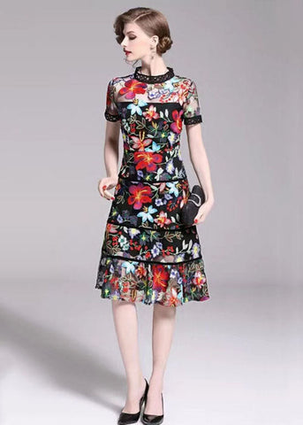 Vestido midi de verano de tul con patchwork bordado floral y corte entallado 