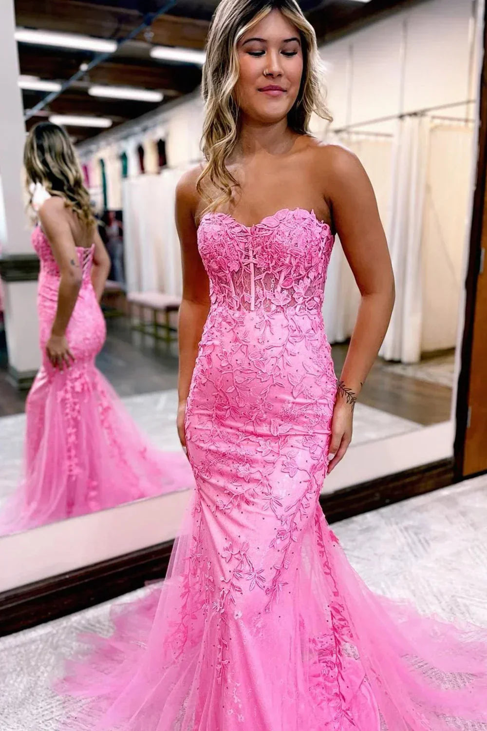 Vestido de fiesta largo de encaje con escote corazón de sirena y apliques