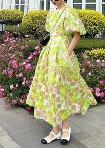 Grünes Maxikleid aus Tüll mit Rundhalsausschnitt und Stickereien 