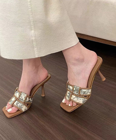 Sandalias de tacón alto con punta abierta y estampado negro 