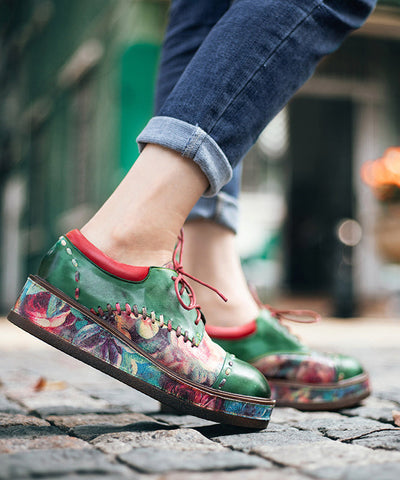 Grüne Boho-Plateauschuhe mit Schnürung und Prägung aus Schaffell 