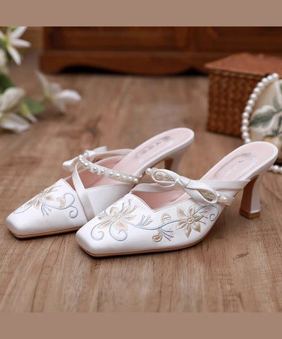 Weiße Satin-Slipper mit hoher Ferse im chinesischen Stil mit Stickerei 