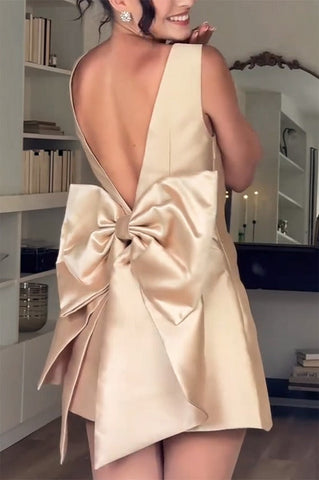 Vestido corto Ultimate Muse de satén con escote cuadrado y detalle de lazo extragrande 