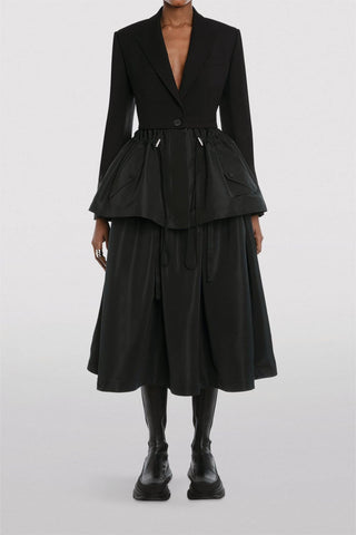 Blazer negro con dobladillo con volantes y cordón 