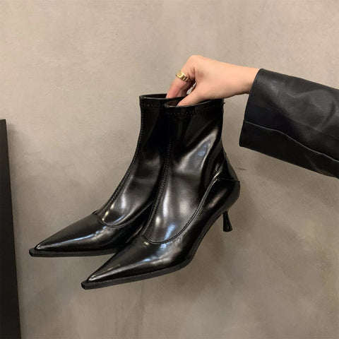 - Otoño e Invierno Nuevos Zapatos de Mujer Botas Cortas Francesas de Tacón Alto Puntiagudas Zapatos de Mujer Botas Delgadas de Felpa Botines Pequeños Coreanos 