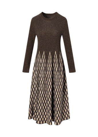 Schokoladenbraunes kariertes Strickpulloverkleid mit extra großem Saum und langen Ärmeln 