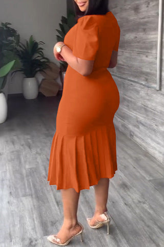 Vestido midi plisado de moda con cuello redondo, manga corta y falda a la cadera