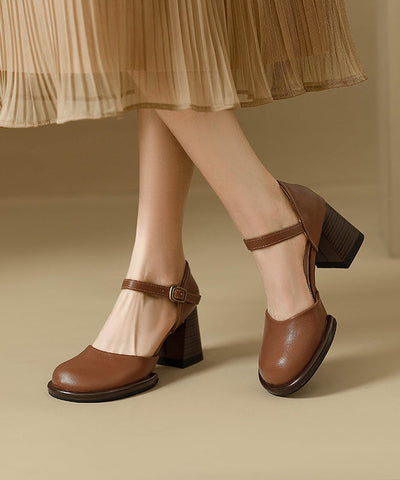 Beigefarbene Sandalen aus Rindsleder mit klassischem Spleißmuster und klobigem Absatz 