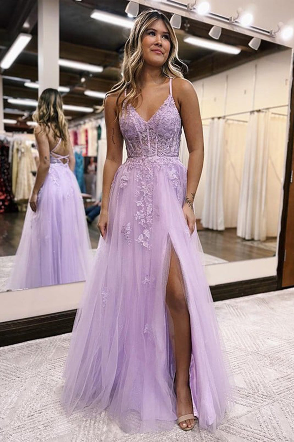 Langes, lilafarbenes A-Linien-Abendkleid mit Spaghettiträgern und Applikationen
