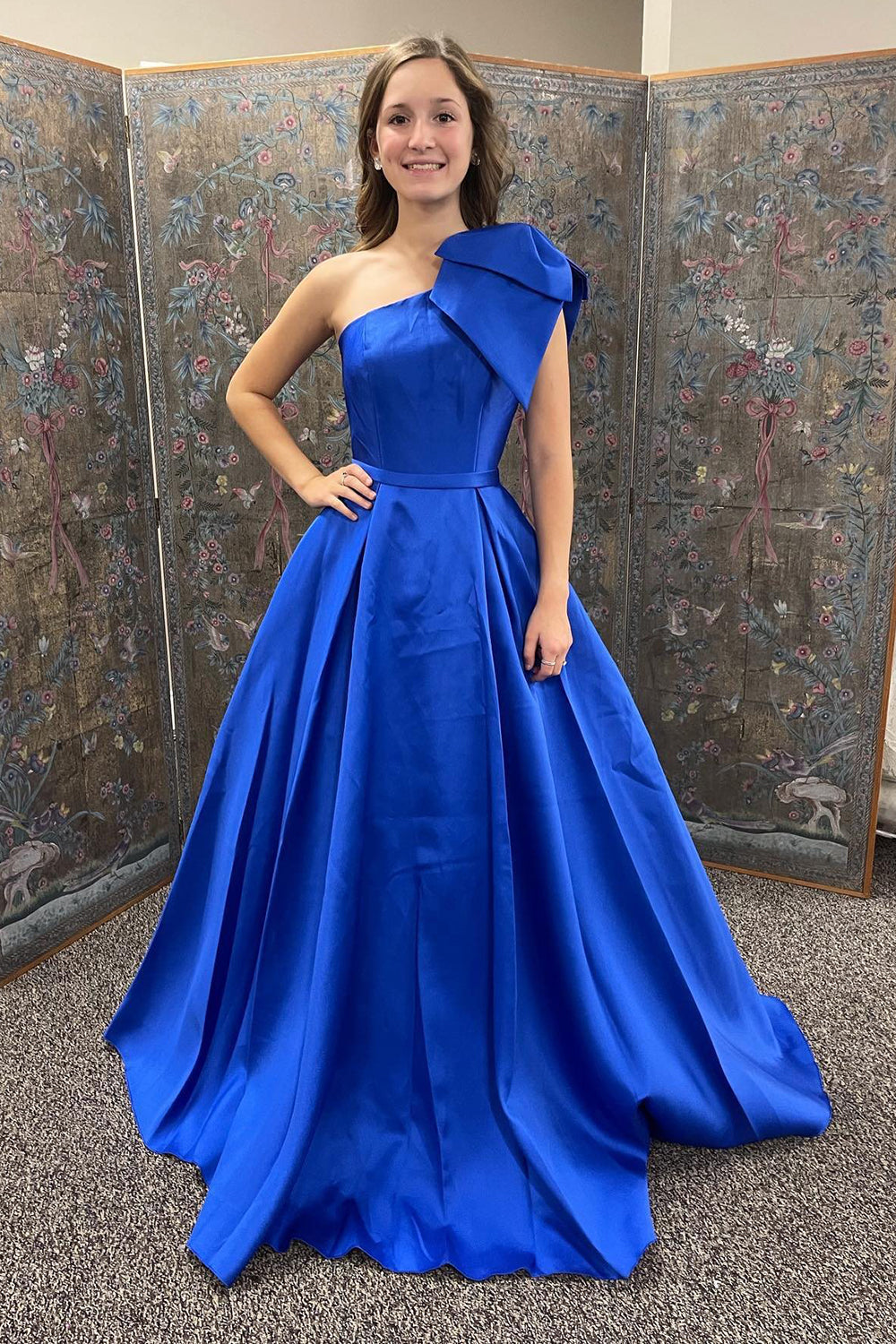 Vestido de fiesta largo azul real con corte A, un hombro y lazo