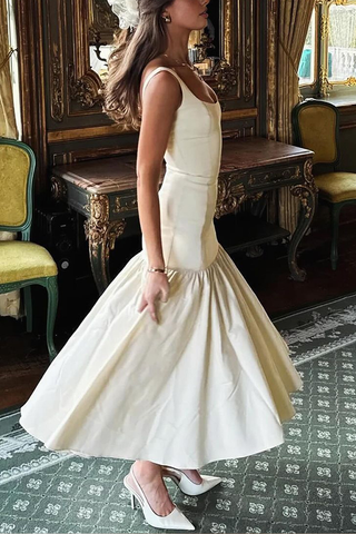 Vestido midi de cintura baja con tirantes anchos y escote cuadrado de silueta elegante 