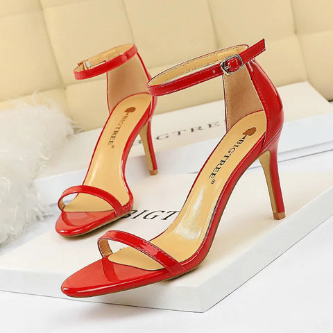 Sandalias de verano de estilo europeo con tacones súper altos y punta abierta de charol, tacones sexis para discoteca para mujer 