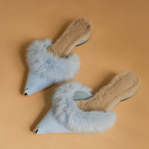 Zapatillas gruesas y sexys para mujer, zapatos de piel con punta puntiaguda, moda de invierno 2024, botas cortas de terciopelo con tira trasera para fiesta, calzado femenino 