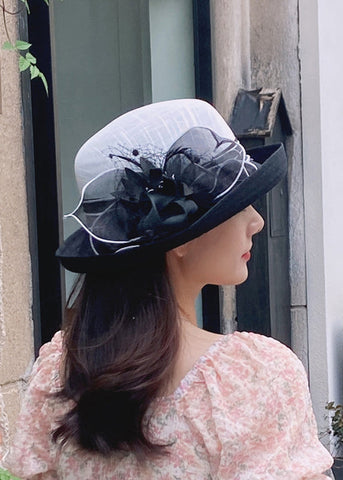 Elegante sombrero cloche de lino con patchwork de tul y flores en gris 