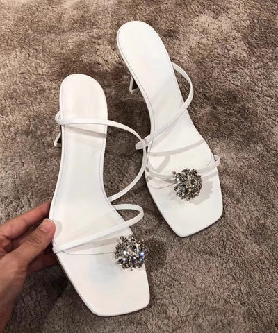 Zapatillas negras de tacón alto de piel sintética con elegantes detalles de circonitas 