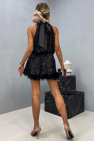 Vestido mini babydoll con cuello halter y ribete de plumas y lentejuelas "It's Time To Dance" 