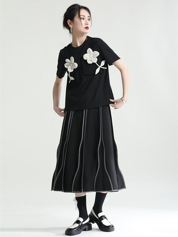 Camiseta original con apliques elegantes y colores contrastantes 