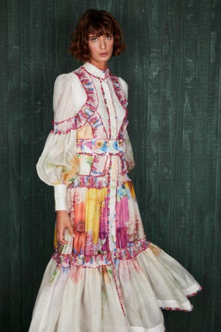 Vestido midi con volantes, cuello alto, mangas farol y cinturón con estampado floral 