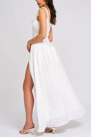 Vestido largo Ulissa verde claro con escote cuadrado, textura jacquard y abertura alta 