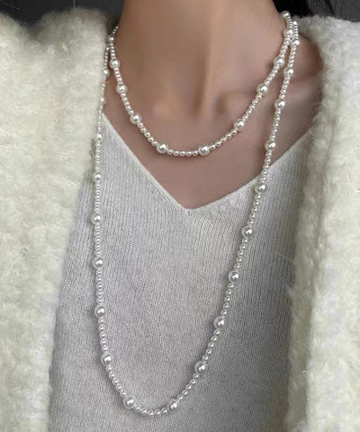 Elegante collar de cuentas adornadas con perlas de aleación blanca 
