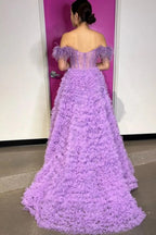 Langes, lilafarbenes Prinzessinnen-Abendkleid in A-Linie mit Federn und schulterfreiem Ausschnitt