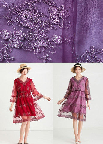 Feines lila Tüllkleid mit besticktem Patchwork und ausgestellten Ärmeln 