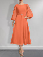 A-Linien-Chiffonkleid in Teelänge für die Mutter der Braut mit Kristallbrosche und Falten