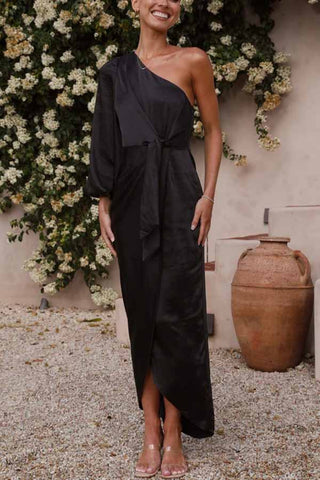 Endaring Romance – Maxikleid aus Satin mit One-Shoulder-Träger und Schlitz vorne zum Binden 