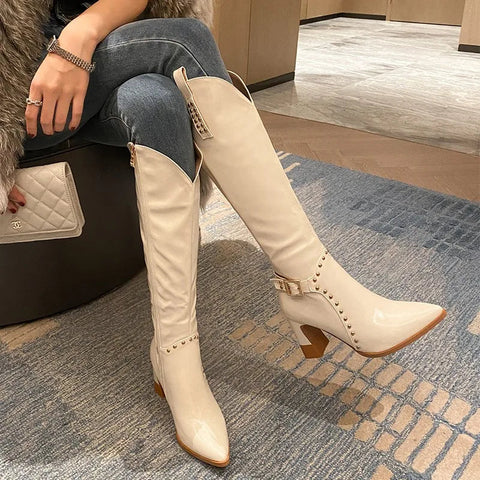 Botas vaqueras blancas con remaches y punta puntiaguda de piel sintética con cremallera lateral y tacones altos hasta la rodilla, zapatos de mujer de última moda para otoño e invierno. 