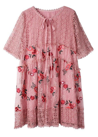 Vestido de verano vintage rosa con bordados calados y media manga 