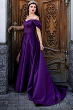 Lila langes, schulterfreies A-Linien-Abendkleid mit Schlitz vorne