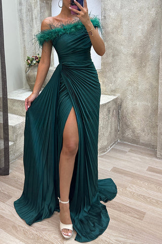 Spektakuläres Maxikleid mit plissiertem Federbesatz und One-Shoulder-Schlitz 