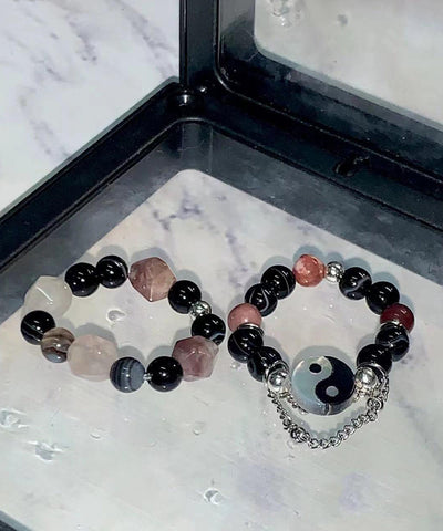 Schickes zweiteiliges Set mit Ringen in Farbblock-Optik und Edelsteinperlen 