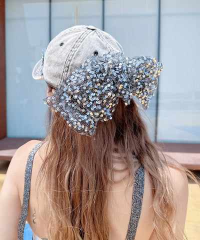 Gorra de béisbol versátil con lazo de lentejuelas y flores de diamantes de imitación 