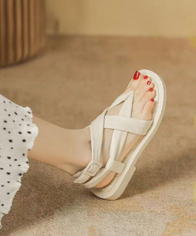 Sandalias romanas de tiras planas y versátiles de color albaricoque 