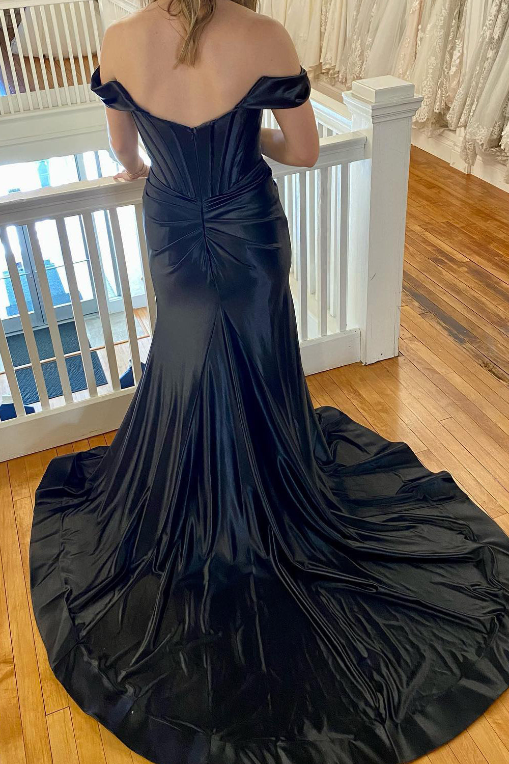 Vestido de fiesta largo verde de sirena con hombros descubiertos y abertura frontal
