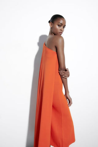 Vestido midi de punto con capa y un solo hombro de Laura 