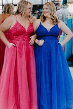Vestido de fiesta azul rey de talla grande con tirantes finos y apliques en forma de A