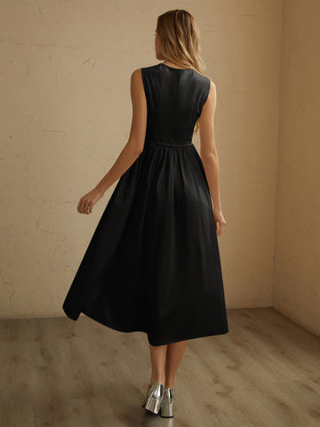 Ärmelloses Midikleid mit Plissierung und Taschen 