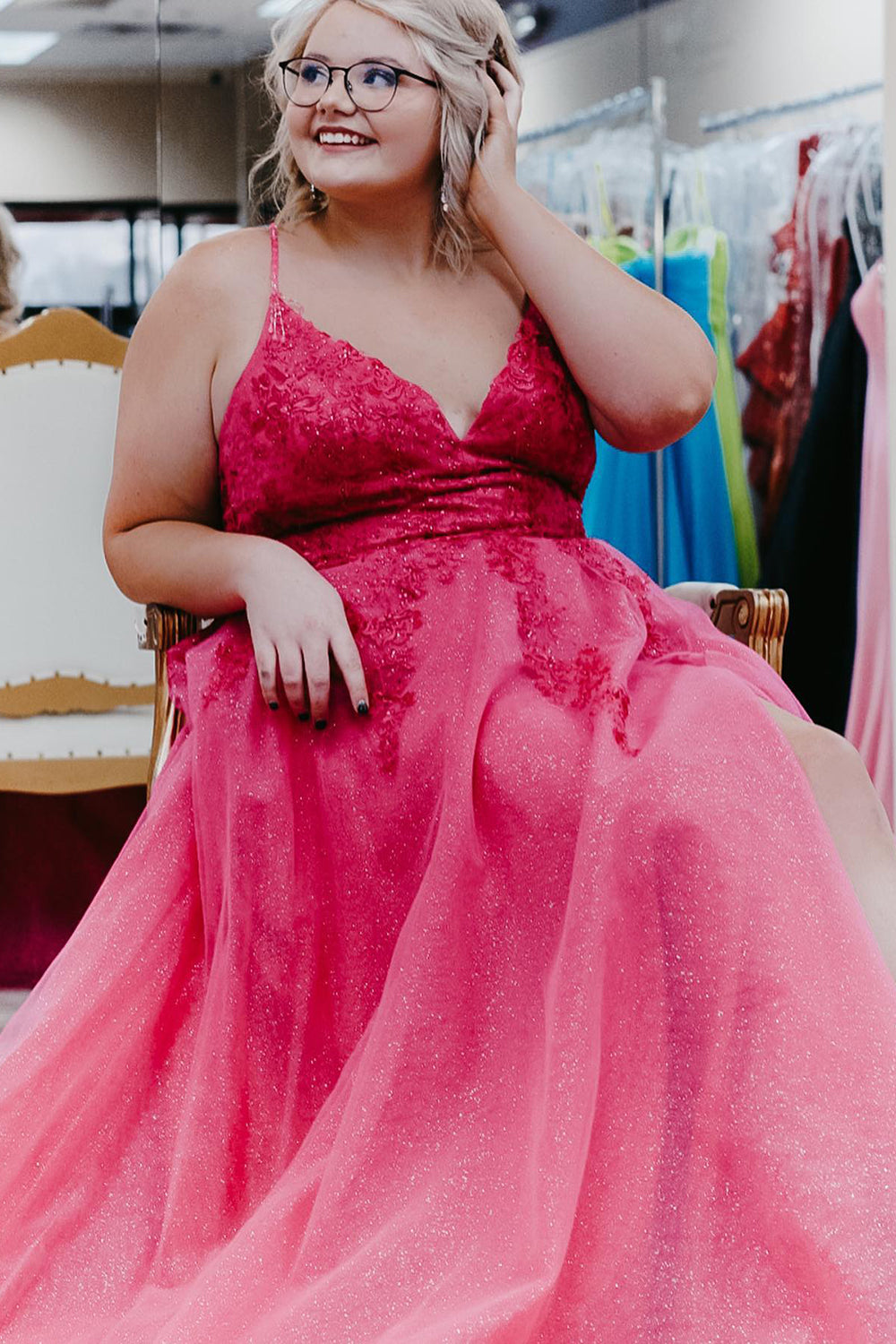 Vestido de fiesta azul rey de talla grande con tirantes finos y apliques en forma de A
