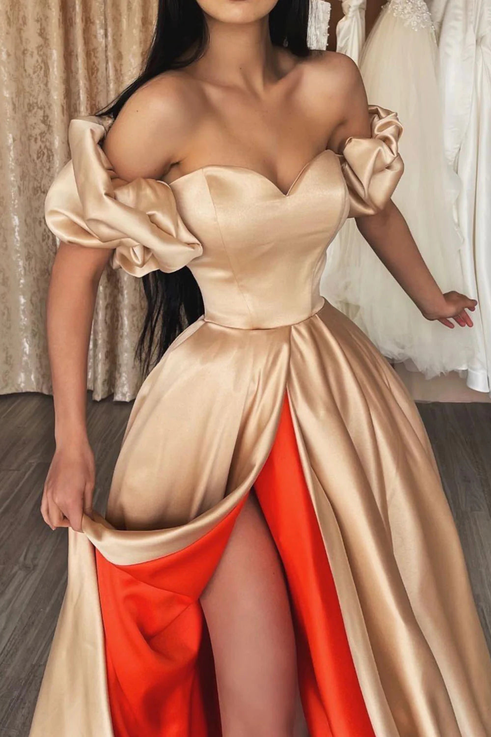 Vestido de fiesta largo color champán con hombros descubiertos y abertura delantera