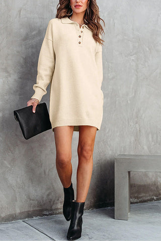Aprikosenfarbenes Etuikleid aus Strick mit Polokragen und Mini-Pullover 