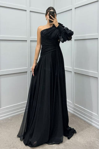 Abendkleid mit einem Ärmel und Schulterdetail