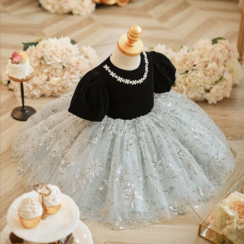 Niedliches schwarzes Prinzessinnenkleid mit Puffärmeln, Blumenmuster und flauschigem Netzstoff für Babys – perfekt für die Erstkommunion. 