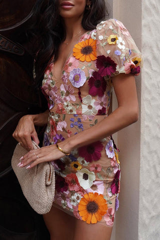 Garden Gala – Minikleid mit bestickten Blumenapplikationen und Puffärmeln 