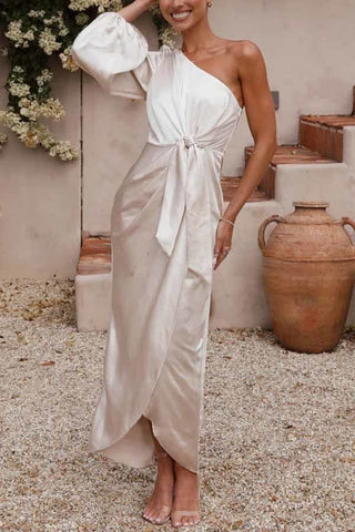 Endaring Romance – Maxikleid aus Satin mit One-Shoulder-Träger und Schlitz vorne zum Binden 
