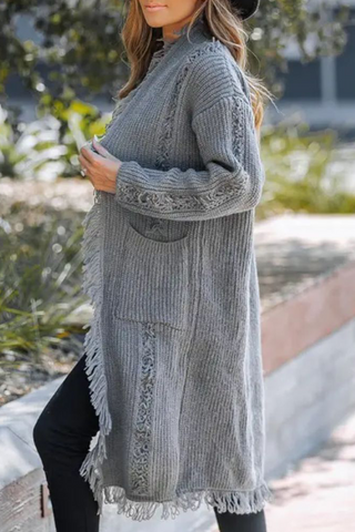 Prenda exterior informal con cuello tipo cárdigan y ribete de flecos